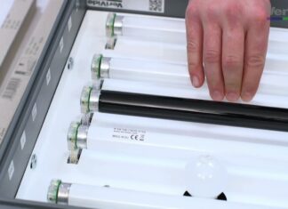 Thay thế CIE D65 nguồn sáng nhân tạo như thế nào trong việc bảo dưỡng đèn trong kệ đèn VeriVide?