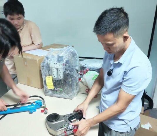 Khui lô hàng thiết bị xiết lực cùng INO team – Khám phá công nghệ đo lường | Việt Nam Distributor | INO Measure