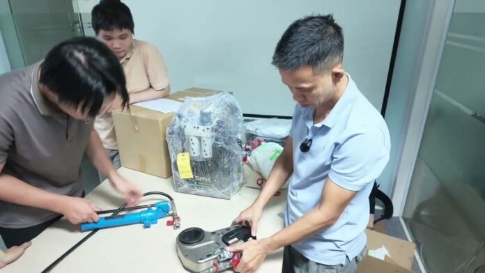 Khui lô hàng thiết bị xiết lực cùng INO team - Khám phá công nghệ đo lường | Việt Nam Distributor | INO Measure